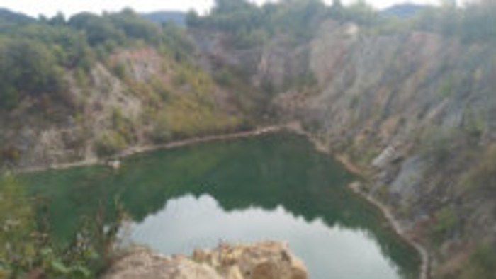 Zatopený lom v Beňatine pripomína chorvátske Plitvické jazerá