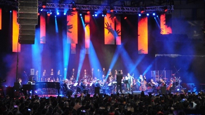 Kapely sprevádzané symfonickým orchestrom