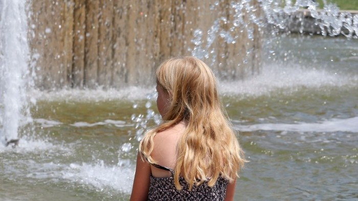 Beating the heat: Košice installs drinking fountains and mist sprayers