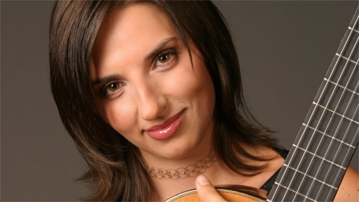 Miriam Rodriguez Brüllová mag Gitarrenspiel seit Kindheit