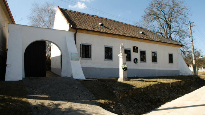 Obec Naháč zachraňuje faru Juraja Fándlyho
