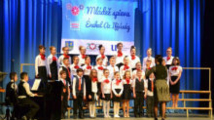 Amosko z Veľkého Medera spieva Enyu i ľudovky