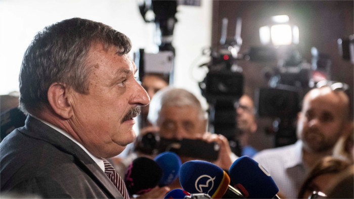 Los miembros del Comité parlamentario de Defensa y Seguridad se reúnen en la sesión extraordinaria