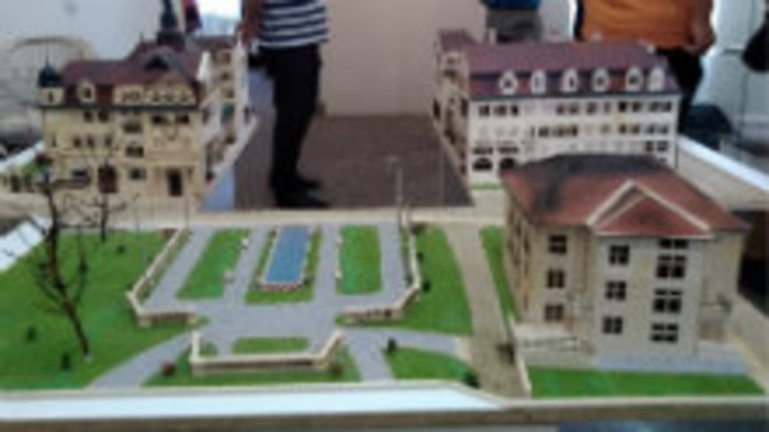 Mladý inžinier vytvára modely kúpeľných budov