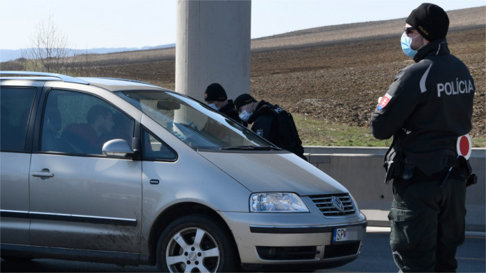 Hungría cierra su frontera con Eslovaquia