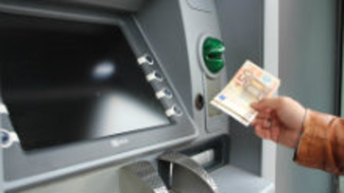 Čo s nájdenými peniazmi v bankomate?
