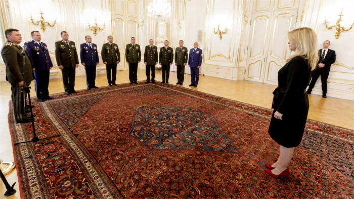 La Présidente de la République en discussion avec les commandants militaires
