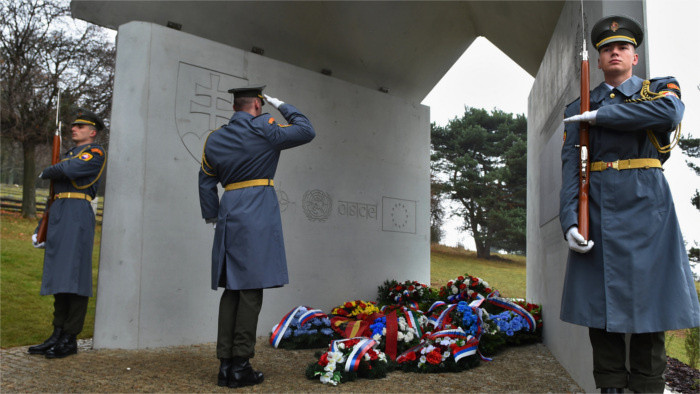 El ministro de Defensa introduce a la “Salón de la Gloria“ a cuatro veteranos de guerra
