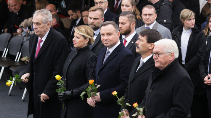 La presidenta asiste en Berlín al acto en conmemoración de la caída del muro
