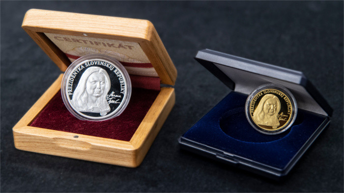 Gedenkmedaille zu Čaputovás erstem Amtsjahr