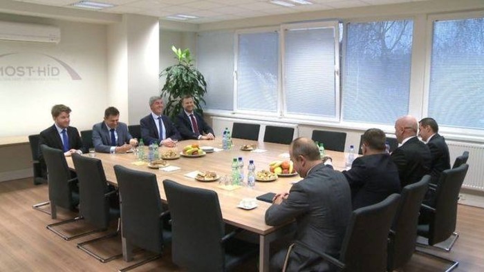 Asztalhoz ültek