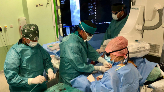 Intervention unique par cathéter, première en Slovaquie