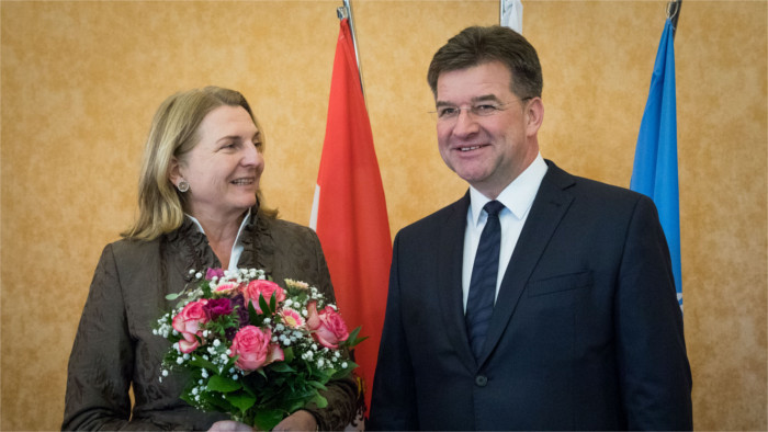 La ministra de Exteriores de Austria visita Bratislava en su primera salida al exterior