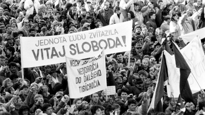 Slováci a Česi o novembrových udalostiach
