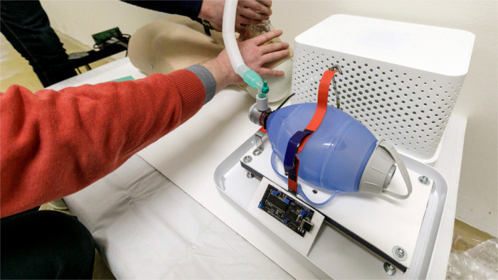 Jóvenes investigadores eslovacos desarrollan dispositivo de respiración artificial