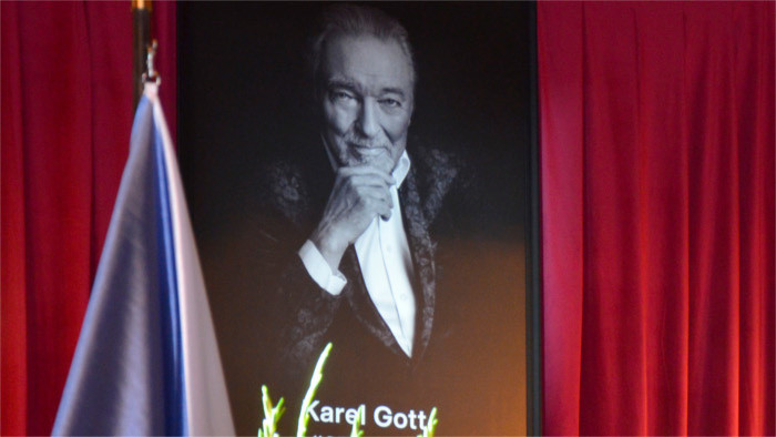 Davy ľudí sa lúčia s Karlom Gottom