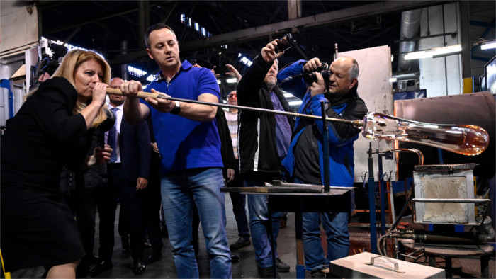 Čaputová visita la fábrica de vidrio Rona Lednické Rovne