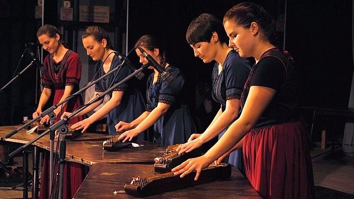 Jung und traditionsbewusst: Die Zither-Spielerinnen aus Buzica