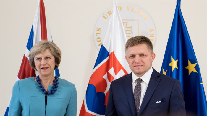 La primera ministra británica Theresa May visita Bratislava