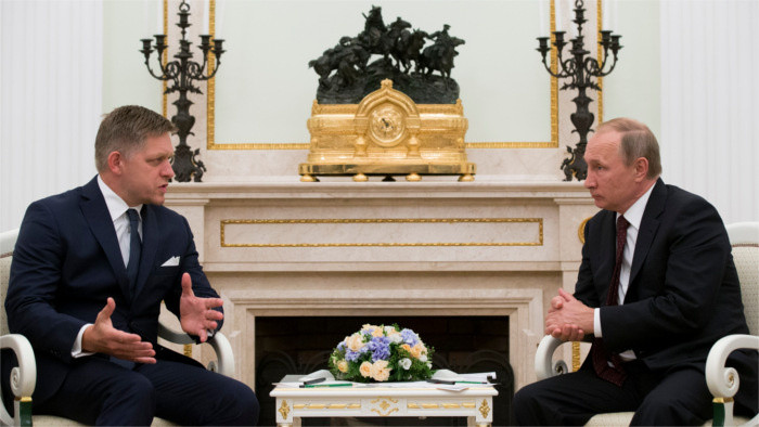 Fico se reunió con Hollande y Putin, hoy viaja a Polonia