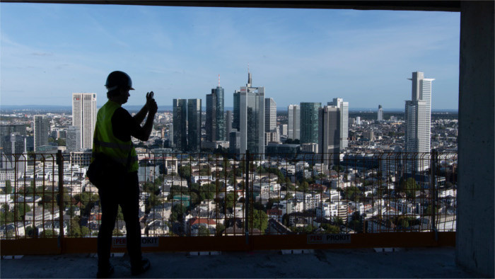 Los bajos salarios desmotivan a nuestros compatriotas a regresar al país