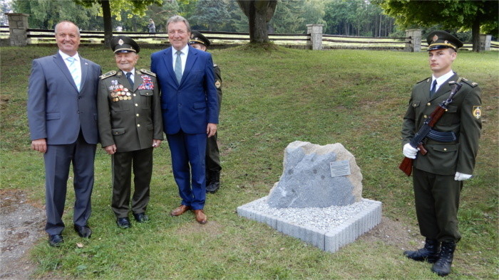 Ministro de Defensa condecora a tres veteranos de misiones de guerra