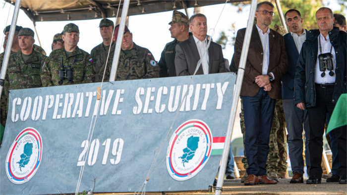 Verteidigungsminister bei Militärübung