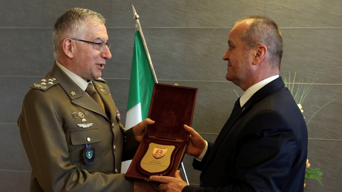 Verteidigungsminister verhandelte mit italienischem General 