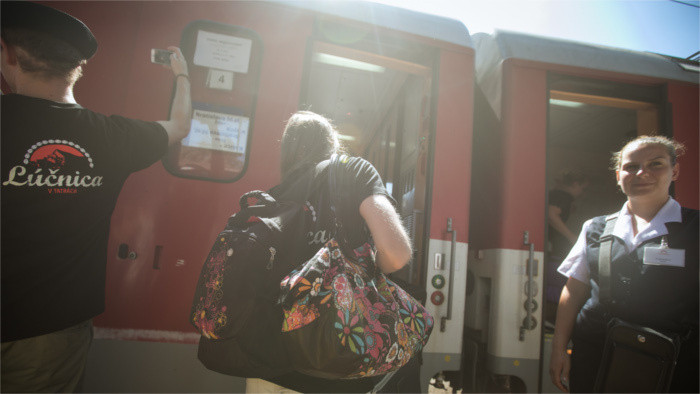 El grupo artístico Lúčnica viaja en tren a los Tatras