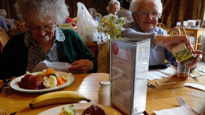 Seniori v nemocnici v Šaci