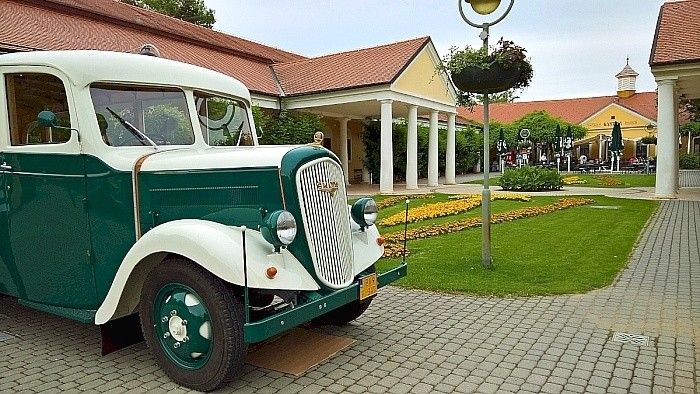 Piešťany brummt: Internationale Oldtimer-Parade und ein Elektro-Auto 