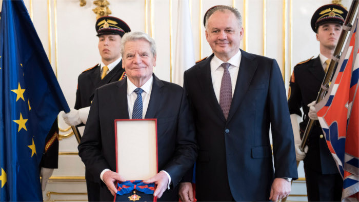 Kiska y Gauck depositan flores en monumento a “Marcha de las velas”