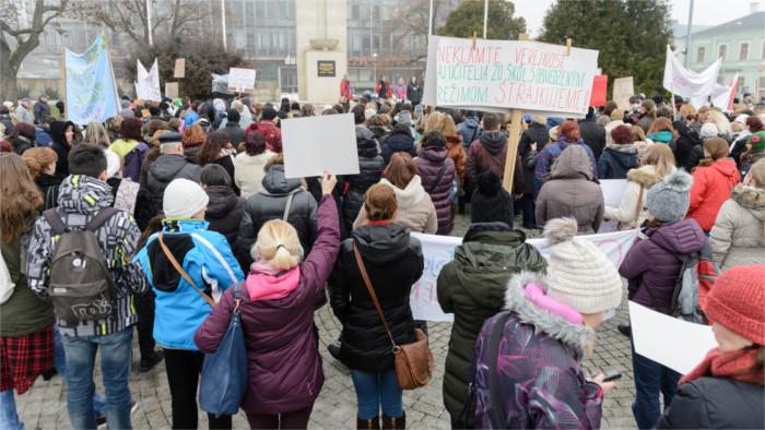 Hundreds rally in Levice and Topolčany in support of the teachers' strike 
