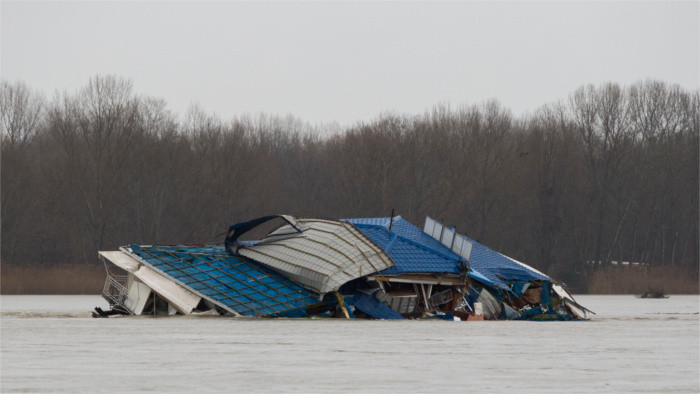 Schiffsrestaurant reißt sich auf der Donau los 