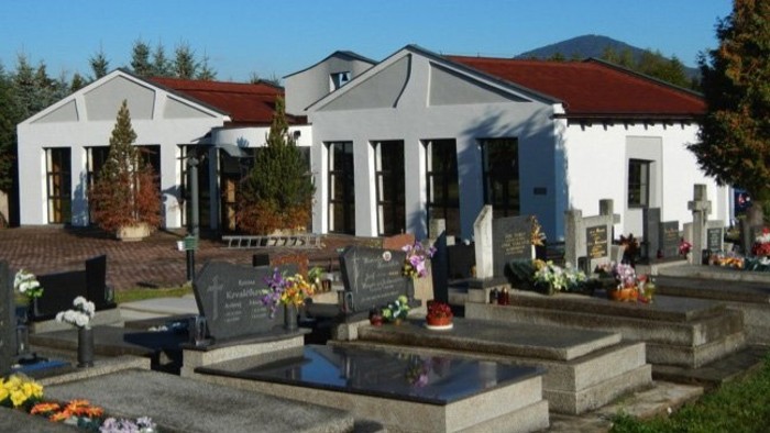 En Tornaľa celebran los entierros en los patios de las casas