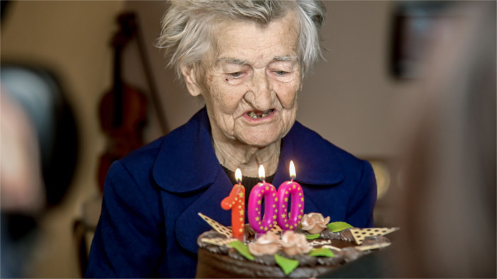 Verteidigungsminister gratulierte Veteranin 