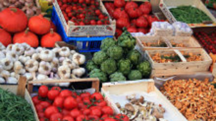 Na trhu môžete kúpiť aj ovocie z veľkoskladu