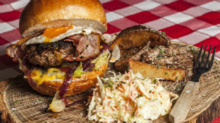Burger s bravčovým plieckom a coleslaw šalátom
