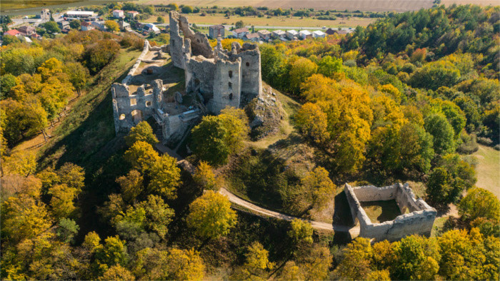 Freiwillige aus aller Welt helfen auf Burg Brekov