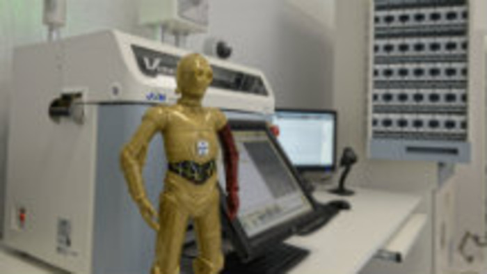 Robot servíruje lieky v nemocnici