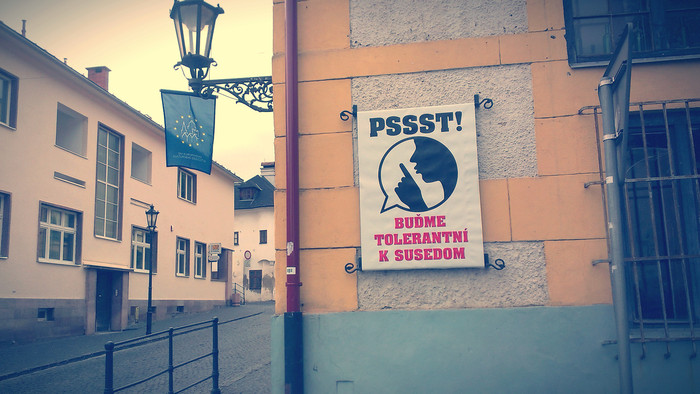 Poézia mesta: PSST! Buďme tolerantní k susedom