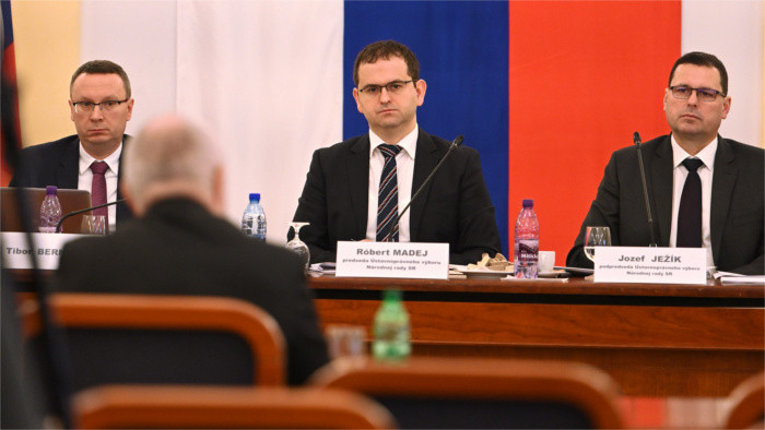 Boj o kreslá pokračuje