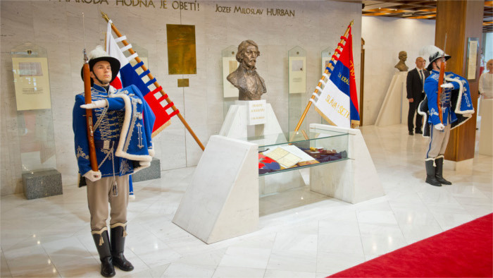 Guardia de Honor custodiará los símbolos del Estado en el edificio del Parlamento