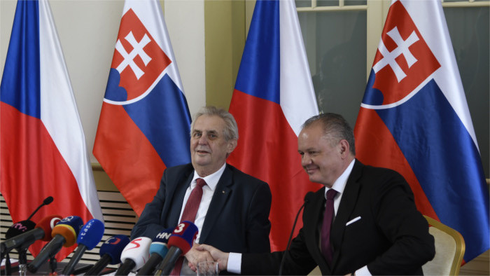 Zeman llega a Eslovaquia de visita oficial