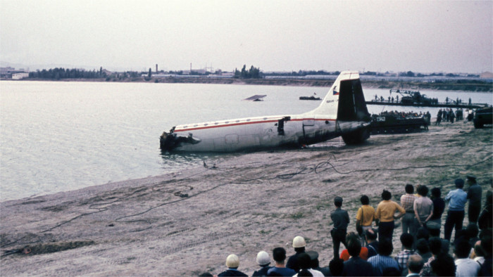 Flugzeugtrümmer werden aus See geborgen
