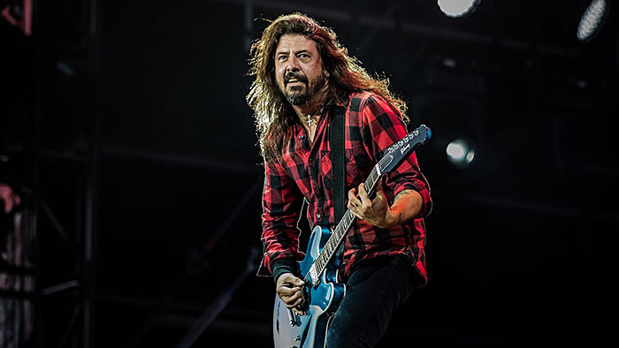 Tisíc hrmených: Dave Grohl učí deti v Británii (a iné)