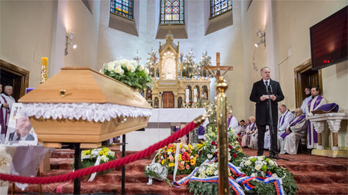 Cientos de personas acudieron a dar el último adiós al sacerdote Anton Srholec 