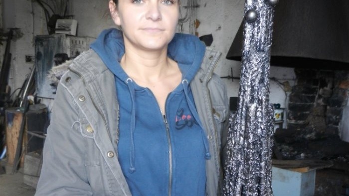 Erika-Kucerova-s-jednou-zo-svojich-soch