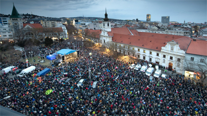 Tens of thousands pay tribute in streets 