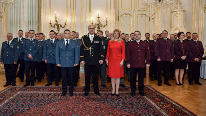 La présidente félicite policiers, pompiers et sauveteurs 